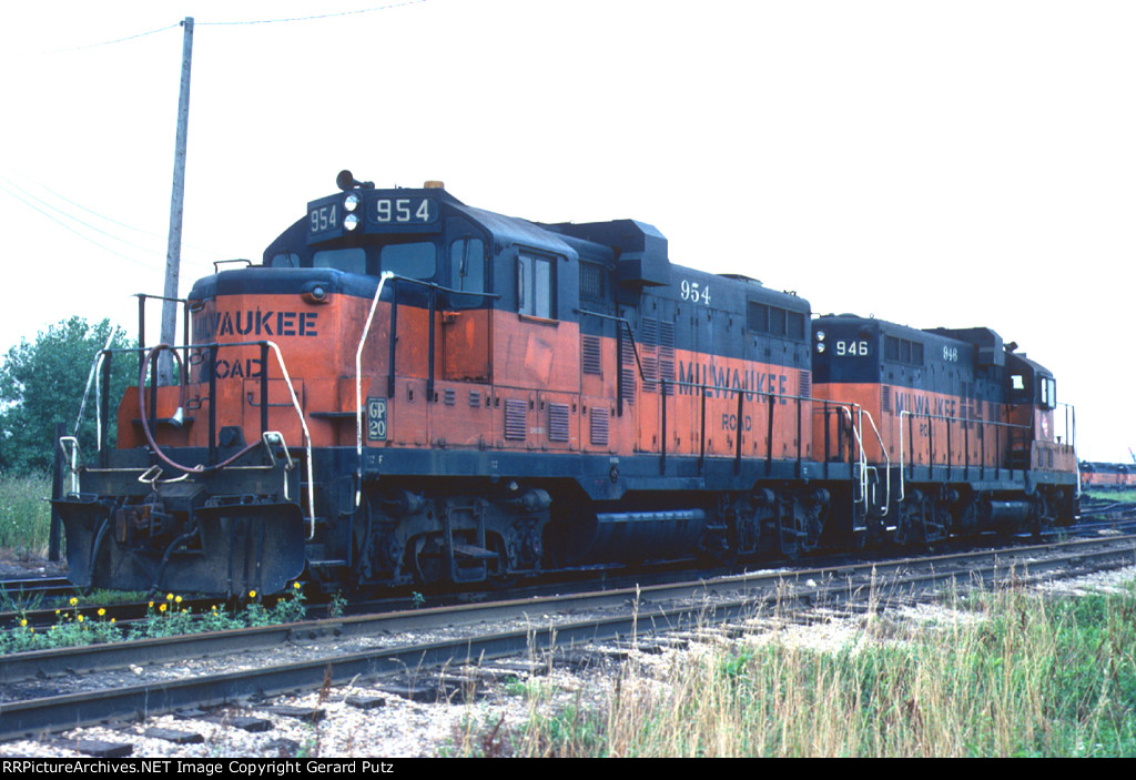 CMSTP&P GP9us #954 + #946